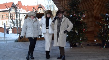 Zimowa sesja seniorek z UTW w amfiteatrze